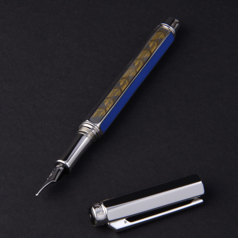Fountain pen with 3 gold-threaded sides and 3 blue varnished sides